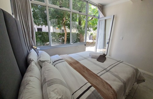 Rondebosch Apartment | Green Oasis apartment nestled among tall trees- extra length bed, queen size