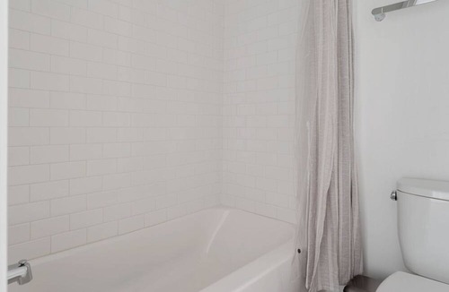 Jack London District Apartment | Exquisite Oakland Studio w/ A/C, near Eclectic Cuisine, by Blueground