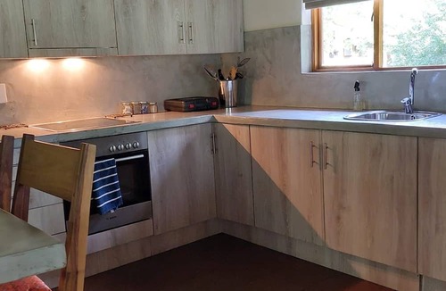 Phalaborwa Villa | Luxurious bush villa with 2 ensuite bathrooms & modern kitchen 1 km from Kruger