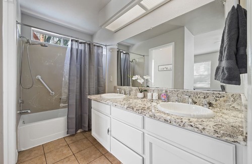 South Natomas Apartment | Budget-friendly Private Room in South Natomas