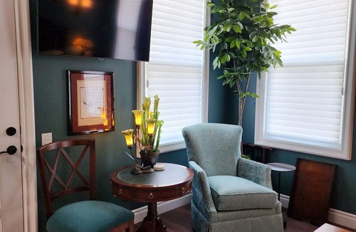 Red Bluff Hotel | Hummingbird House
