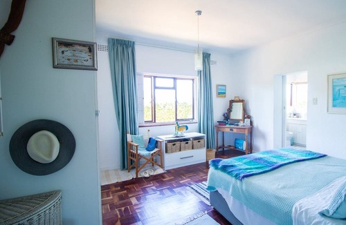 Fish Hoek House | Heritage home in Cape Town on the ocean in Fish Hoek with Jacuzzi and garden