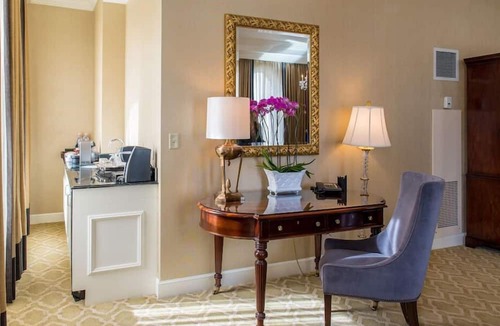Financial District House | 1-Bedroom Suite at a 4.5⭐️ Hotel
