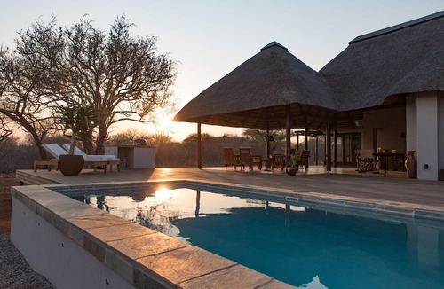 Hoedspruit Villa | Villa Lethabo: Elegance Amidst Majestic Old Trees