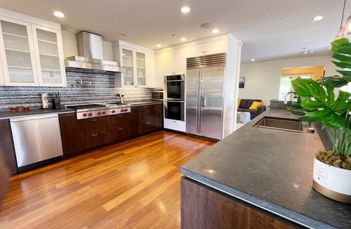 San Anselmo House | 6BD/3.5BA Hilltop Haven| Hot Tub+Billiards+Views!