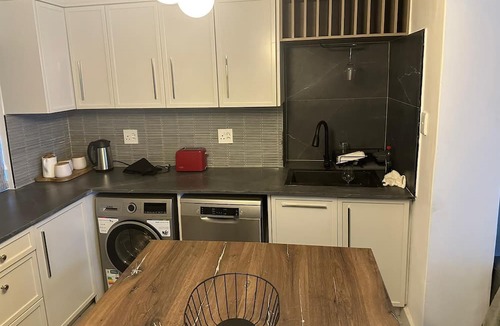 Mowbray House | Lemon House - Cozy Modern Finish and Style - Near University of Cape Town UCT