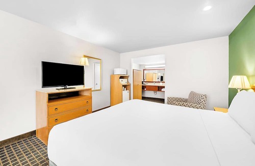 South San Jose Hotel | SureStay Plus Hotel by Best Western San Jose Central City