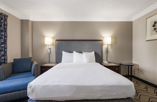Produce and Waterfront Hotel | Jack London Inn