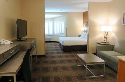 Elk Grove Hotel | Holiday Inn Express & Suites Elk Grove Central - Hwy 99 by IHG