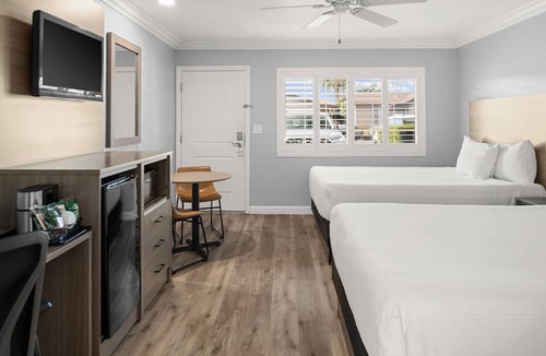 North Fremont Street Hotel | Lone Oak Lodge