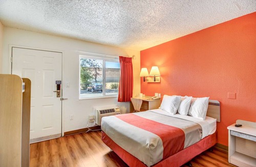 Stockton Hotel | Motel 6 Stockton, CA - North