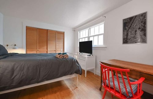 Poets Corner Apartment | Pet Lovers` Haven Near UCB & Subway