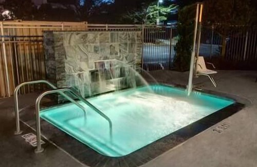 Emeryville Hotel | Prime Location! Parking, Pets Allowed, Close to Oakland Museum of California