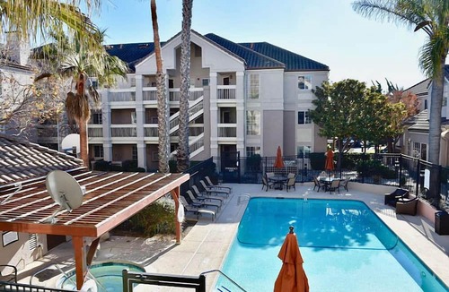 San Bruno Hotel | Linda Mar Beach Trip! 2 Relaxing Units, Free Breakfast, Kitchen, Outdoor Pool!