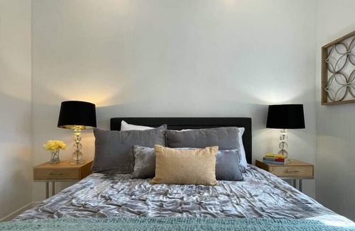 North Oak Park Condo | Lovely one-bedroom apartment minutes from Downtown