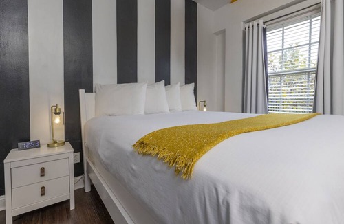 Civic Center Hotel | Deluxe Queen Room with View and Ensuite Bath