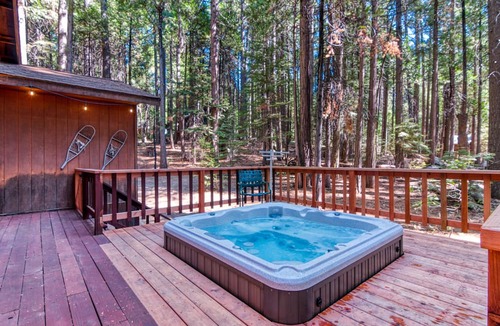 Dorrington Cabin | PRIVATE HOT TUB + WALK TO SNOWSHOE LAKE W/FREE ACCESS