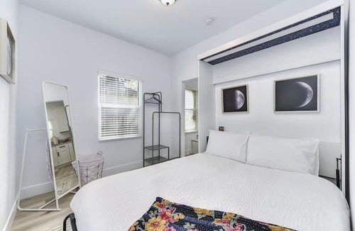 North Oak Park Apartment | Modern Studio - North Oak Park/UC Med Center