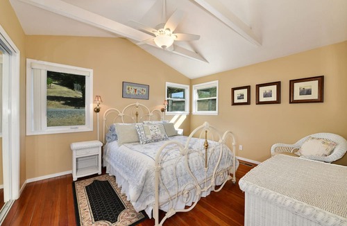 Cloverdale Cottage | Country Cottage on a beautiful Winecountry Vineyard