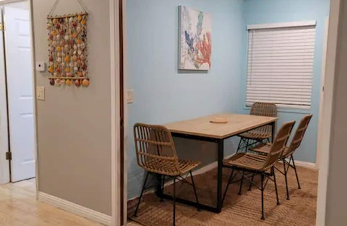 University South Condo | Modern Tropical Vacation Home, Palo Alto/Stanford #655