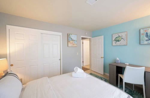 University South Condo | Modern Tropical Vacation Home, Palo Alto/Stanford #655