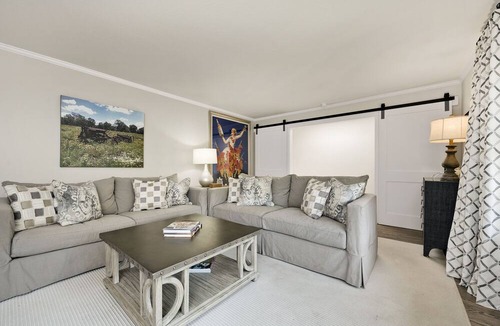 St. Helena House | St. Helena with Beautiful Vineyard View near Main Street