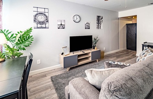 Carmichael Apartment | Luxe 2B in Sunny Carmichael/Netflix/Work Desk