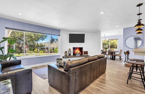 Vallejo House | Fully Remodeled home on top of the hill in Wine country with Hot Tub 🍷