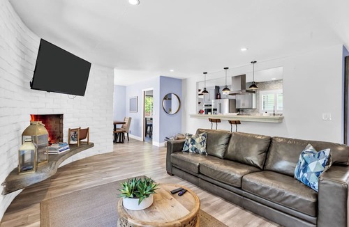 Vallejo House | Fully Remodeled home on top of the hill in Wine country with Hot Tub 🍷