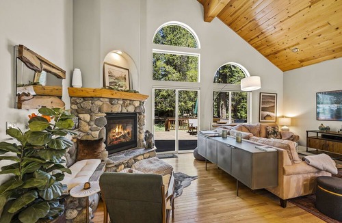 Truckee House | Chic Pet-Friendly Retreat | King Suite, Hot Tub | Clubhouse Access | Near Lake