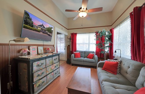 Jackson House | Bethany’s - Charming 4-bedroom Historic Home in Downtown Jackson