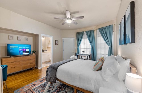 Midtown Sacramento Apartment | Work Play Stay - Downtown Sacramento Convention & Golden1 Center - Large Studio
