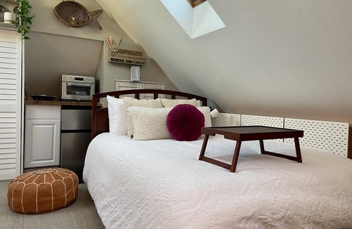 El Granada Apartment | Stylish Seaside Cottage - Walking to Beach