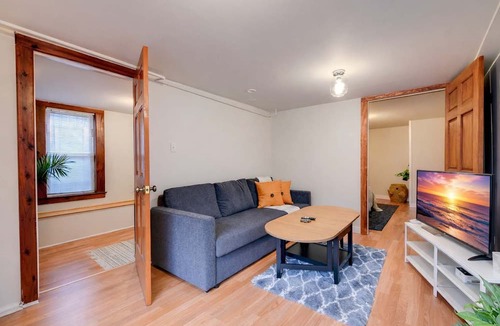 Golden Gate Apartment | Quaint and Charming 2BR APT in Central Oakland
