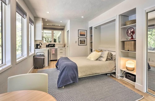 Linfield Oaks Apartment | Menlo Park Studio ~ 2 Mi to Stanford University