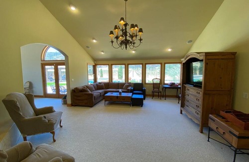 Pope Valley House | Resplendent Villa Retreat in the Wine Country