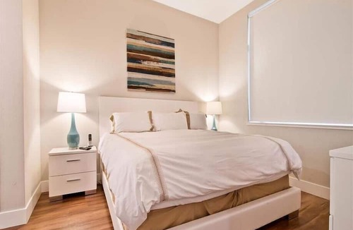 Shoreline West Apartment | Clean & Comfy 2BR | Free WiFi & Laundry | Downtown MV