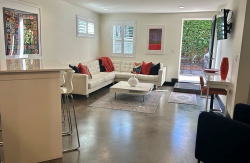 Napa Apartment | Contemporary Flat w/Gentleman's Vineyard -1 Block to Downtown Napa! Non-Hosted