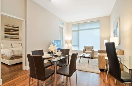 Shoreline West Apartment | Modern 2BR | Ideal for Business | Free WiFi | Downtown Mopuntain View