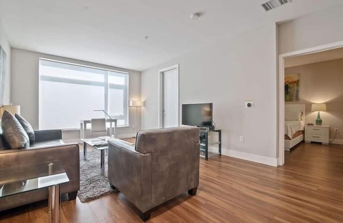 Shoreline West Apartment | Modern 1BR | Kitchen + Laundry | Near Castro St