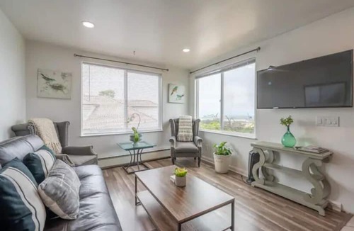 Elkhorn Apartment | Watch Sunsets of the Monterey Bay From a Hilltop Villa