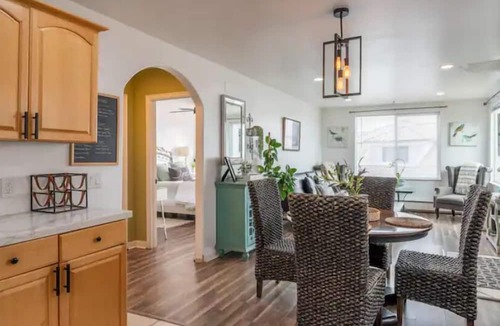 Elkhorn Apartment | Watch Sunsets of the Monterey Bay From a Hilltop Villa