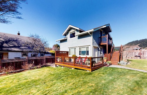 Elk Apartment | Oceanview studio near town and the beach with fireplace, full kitchen & deck