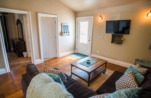 Paso Robles House | Steps to Dining + Shops | Paso Robles Wine Country | Baby Bliss