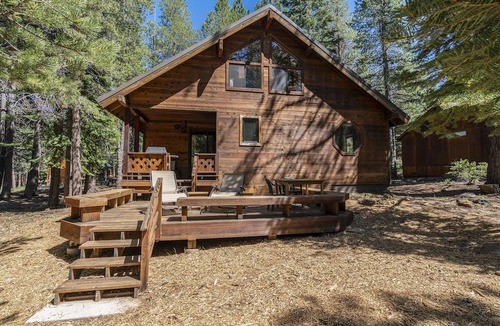 Truckee Cabin | Creekside Cabin - Beautiful Dog Friendly Cabin in TD, Hiking and Biking Access