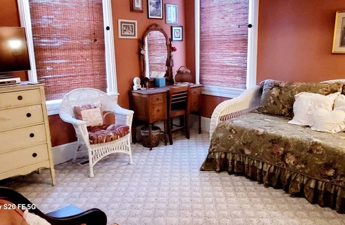 Grass Valley House | A Victorian Rose, DOWNTOWN, Hot Tub, Rec Room,couples, families & groups welcome