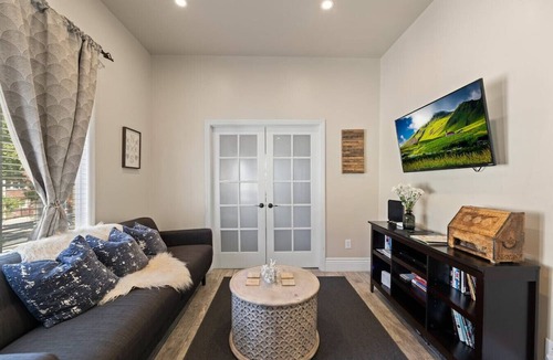 Midtown Sacramento Apartment | Vintage Flat | Mins to Golden 1 Center, Capitol