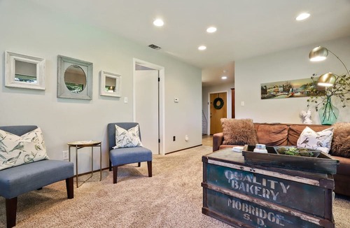Lockeford Cottage | Come enjoy a relaxing comfortable stay at The Roost Book events spring 2022!