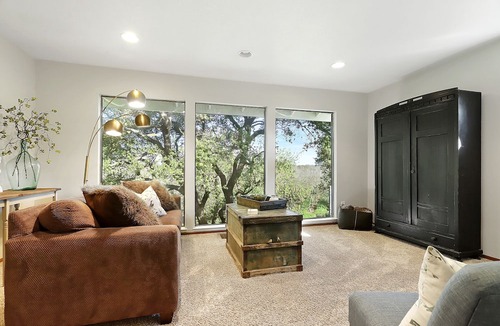 Lockeford Cottage | Come enjoy a relaxing comfortable stay at The Roost Book events spring 2022!