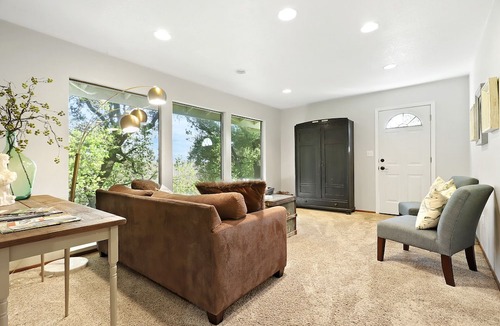 Lockeford Cottage | Come enjoy a relaxing comfortable stay at The Roost Book events spring 2022!